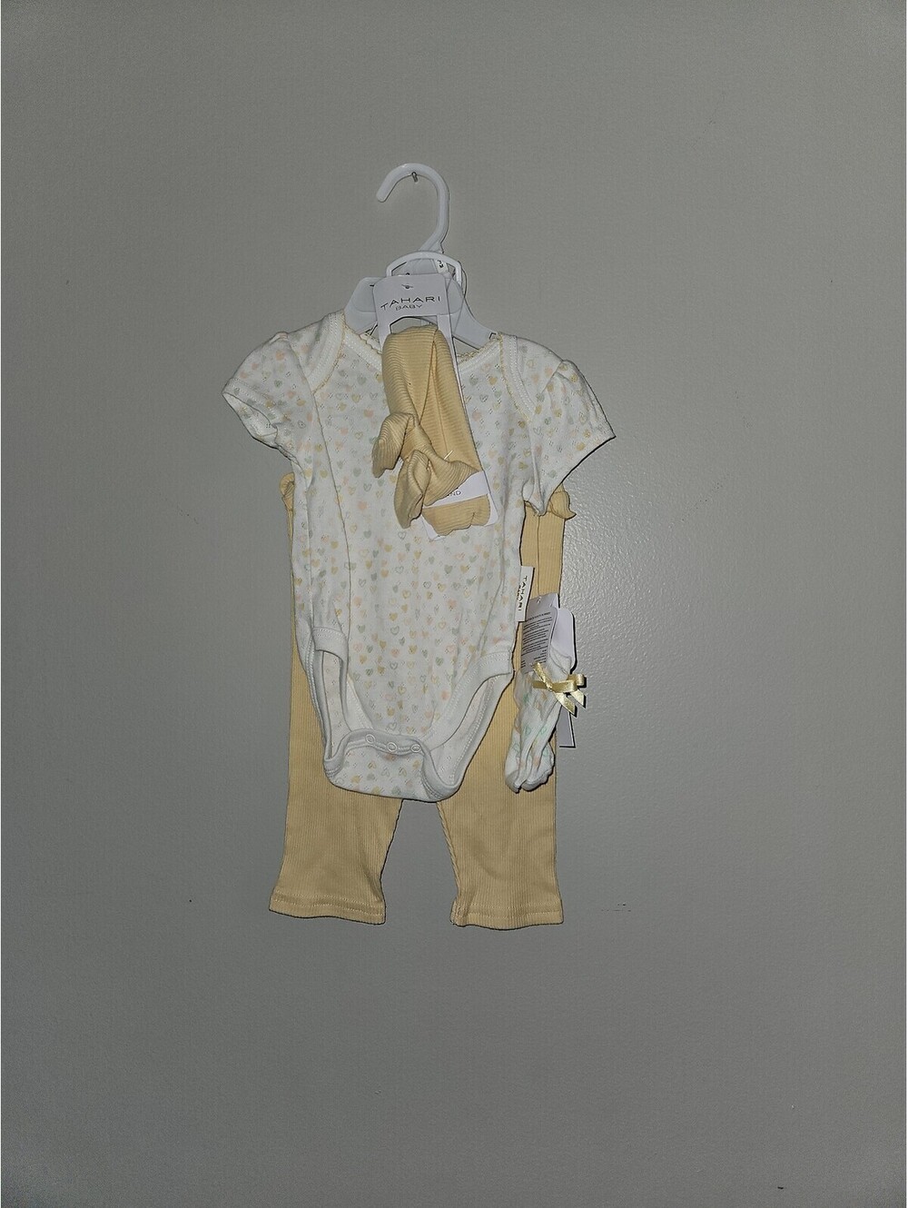 Tahari NEW baby 0-3 month outfit set pant shirt bow socks